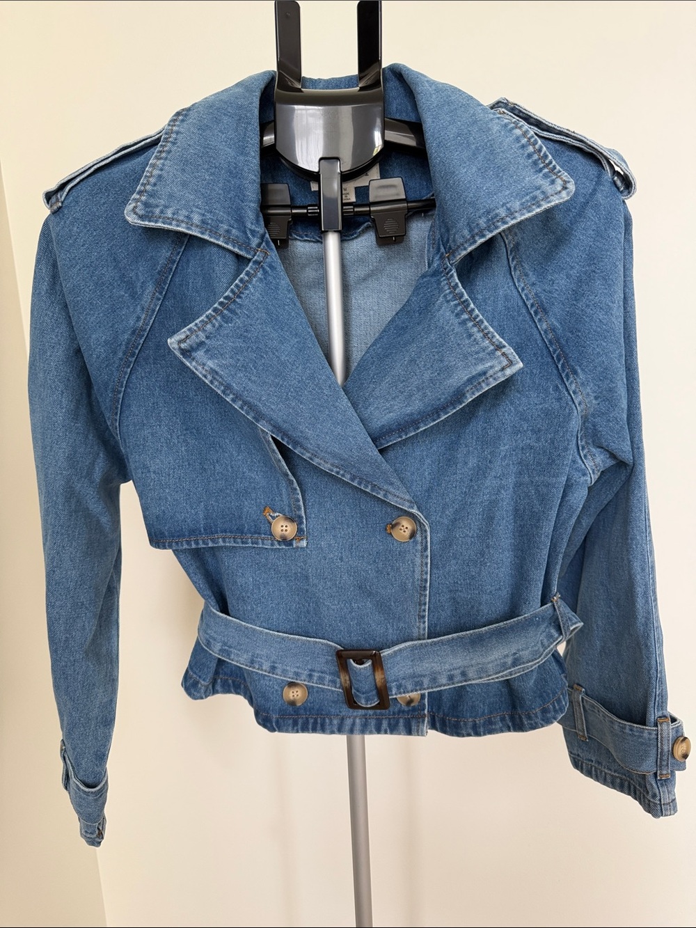 Veveret Cropped Blue Denim Trench Jacket with Belt